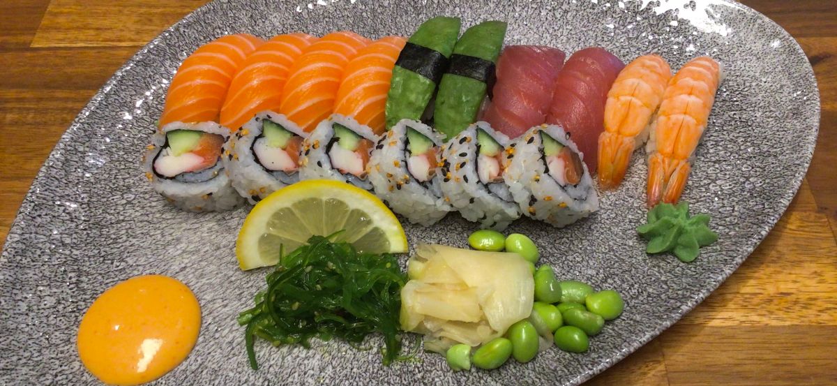 Jättestor sushi 16 bitar. 6 rullar & 10  nigiri 🍣