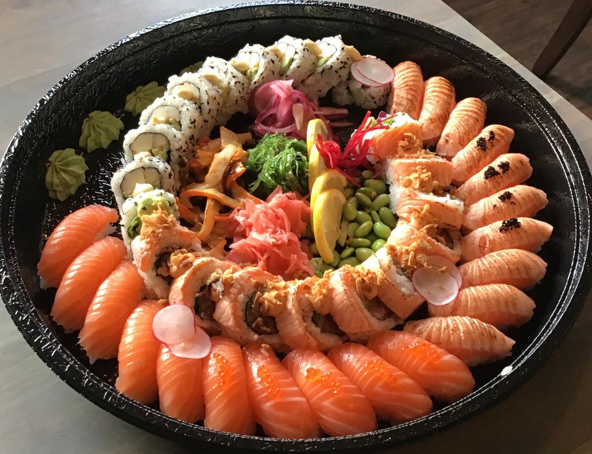 Meny 2. 30 bitar. (10 spicy salmon rullar 20 valfria nigiri)