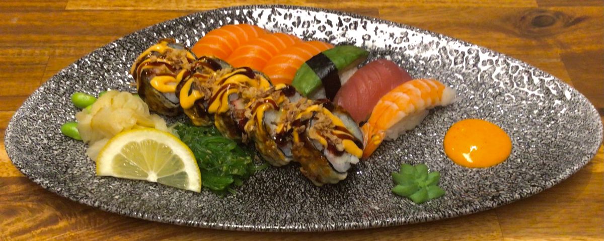 11 bitar, 5 friterad spisy krabba rullar  & 6 valfria nigiri 🍣