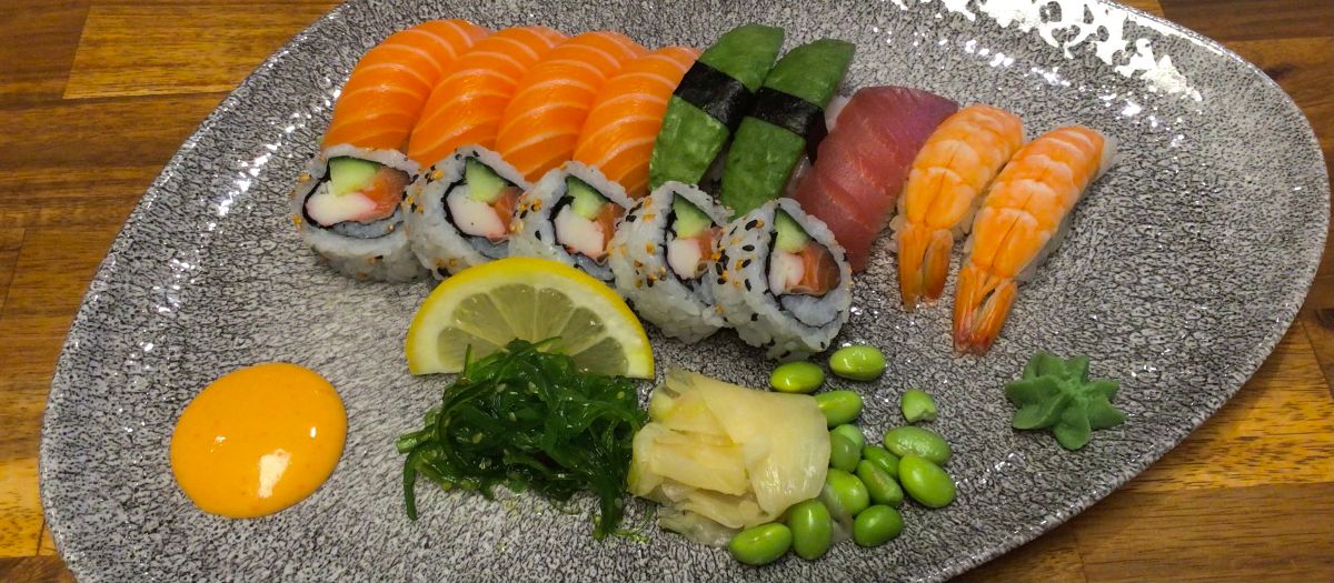 Stor sushi 14 bitar. 5 rullar & 9 nigiri 🍣