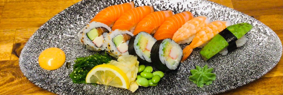 Mellan sushi 11 bitar.  4 rullar & 7 nigiri 🍣